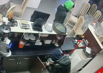 VIDEO Doi tineri au furat banii dintr-un portofel aflat în barul restaurantului Any Times din cartierul Burdujeni