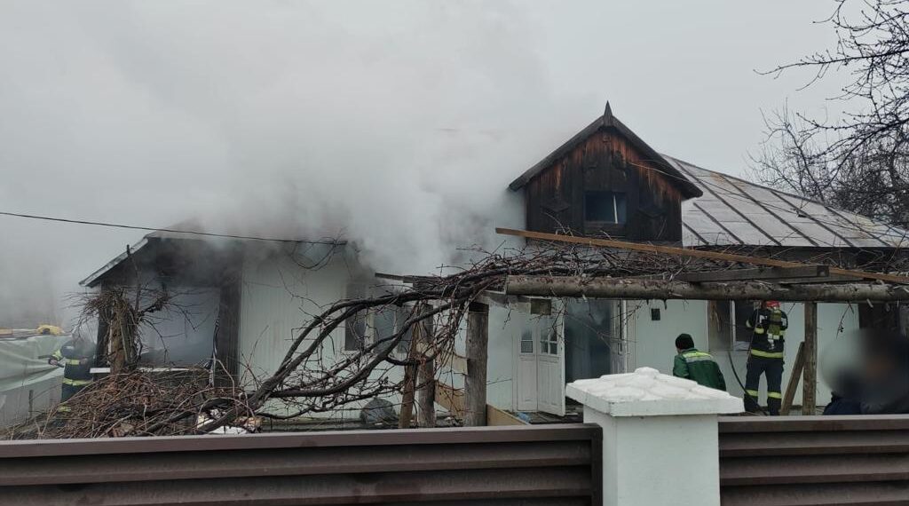 FOTO Două persoane au necesitat ajutor din partea cadrelor medicale, în urma unui incendiu izbucnit la o casă din Bogdănești