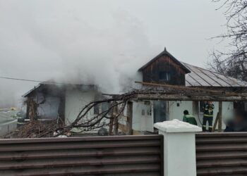 FOTO Două persoane au necesitat ajutor din partea cadrelor medicale, în urma unui incendiu izbucnit la o casă din Bogdănești
