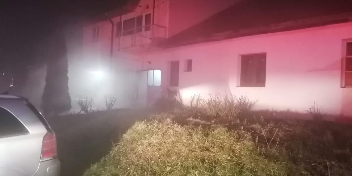 VIDEO Incendiu izbucnit la o clădire de locuit din Fălticeni, din cauza unei lumânări lăsate aprinse și nesupravegheată