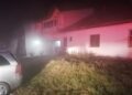 VIDEO Incendiu izbucnit la o clădire de locuit din Fălticeni, din cauza unei lumânări lăsate aprinse și nesupravegheată