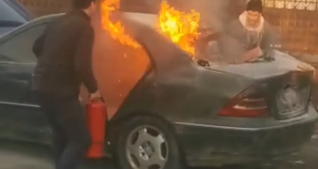 VIDEO Un autoturism a luat foc în mers, în centrul comunei Marginea