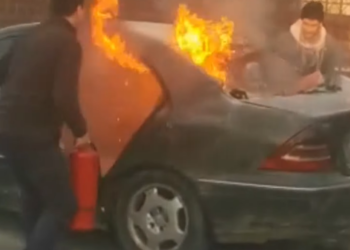 VIDEO Un autoturism a luat foc în mers, în centrul comunei Marginea