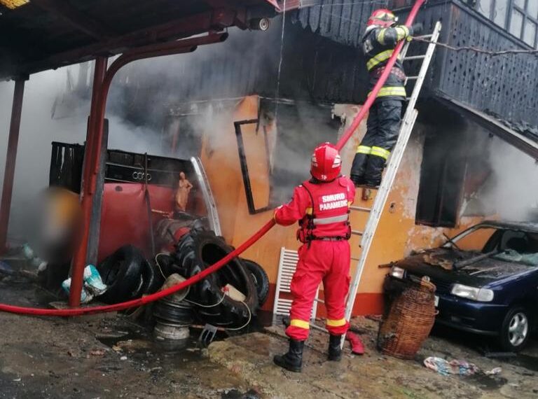 FOTO Incendiu izbucnit la o casă din Rădăuți. În locuință a fost găsit trupul neînsuflețit al unui bărbat