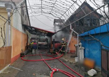 FOTO Incendiu izbucnit la o casă din Rădăuți. În locuință a fost găsit trupul neînsuflețit al unui bărbat