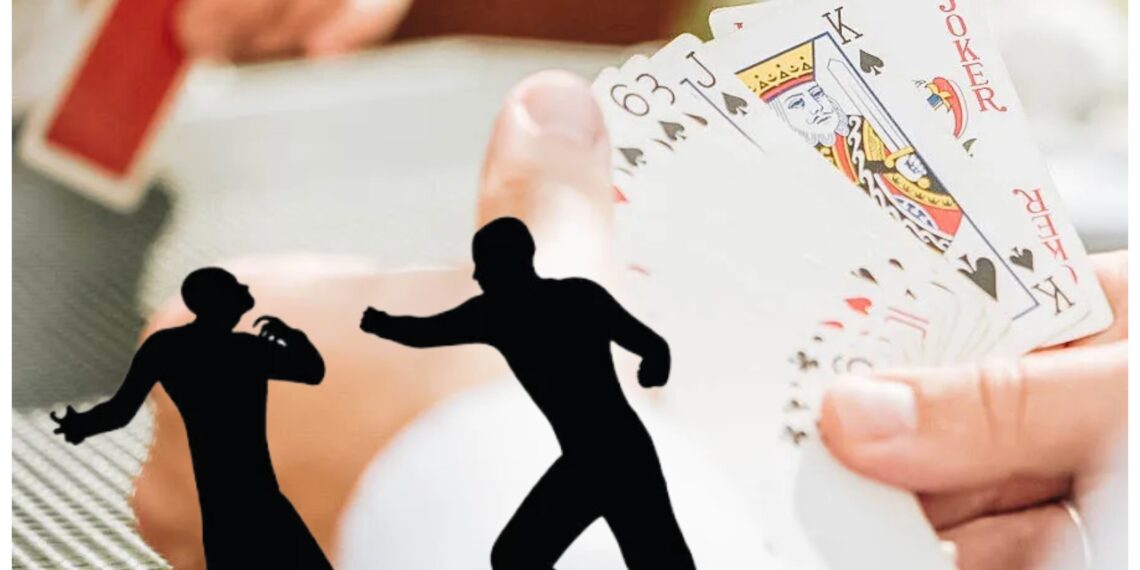 Scandal cu cioburi și vânătăi, în timpul unei reuniuni de familie. Un bărbat și-a încordat mușchii, după ce membrii familiei l-au bătut la cărți