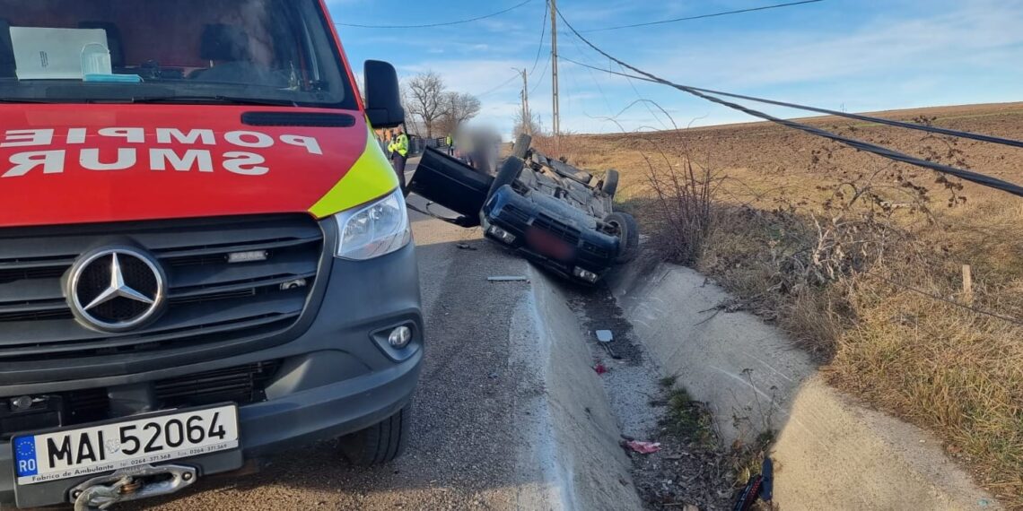 FOTO Autoturism răsturnat pe raza comunei Ilișești. Un tânăr de 19 ani a fost transportat la spital