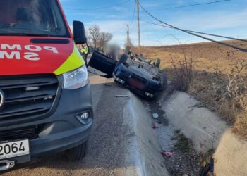 FOTO Autoturism răsturnat pe raza comunei Ilișești. Un tânăr de 19 ani a fost transportat la spital