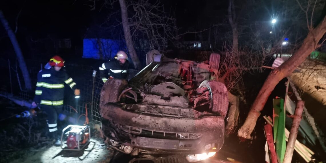 FOTO Accident mortal pe raza localității Vițcani. Un tânăr a murit după ce autoturismul în care se afla a lovit o mașină parcată și s-a răsturnat pe cupolă