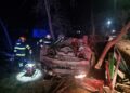 FOTO Accident mortal pe raza localității Vițcani. Un tânăr a murit după ce autoturismul în care se afla a lovit o mașină parcată și s-a răsturnat pe cupolă