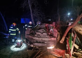 FOTO Accident mortal pe raza localității Vițcani. Un tânăr a murit după ce autoturismul în care se afla a lovit o mașină parcată și s-a răsturnat pe cupolă