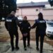 Un tânăr de 17 ani, din Vatra Moldoviței, a fost reținut pentru că a schingiuit doi câini. Unul dintre câini a murit