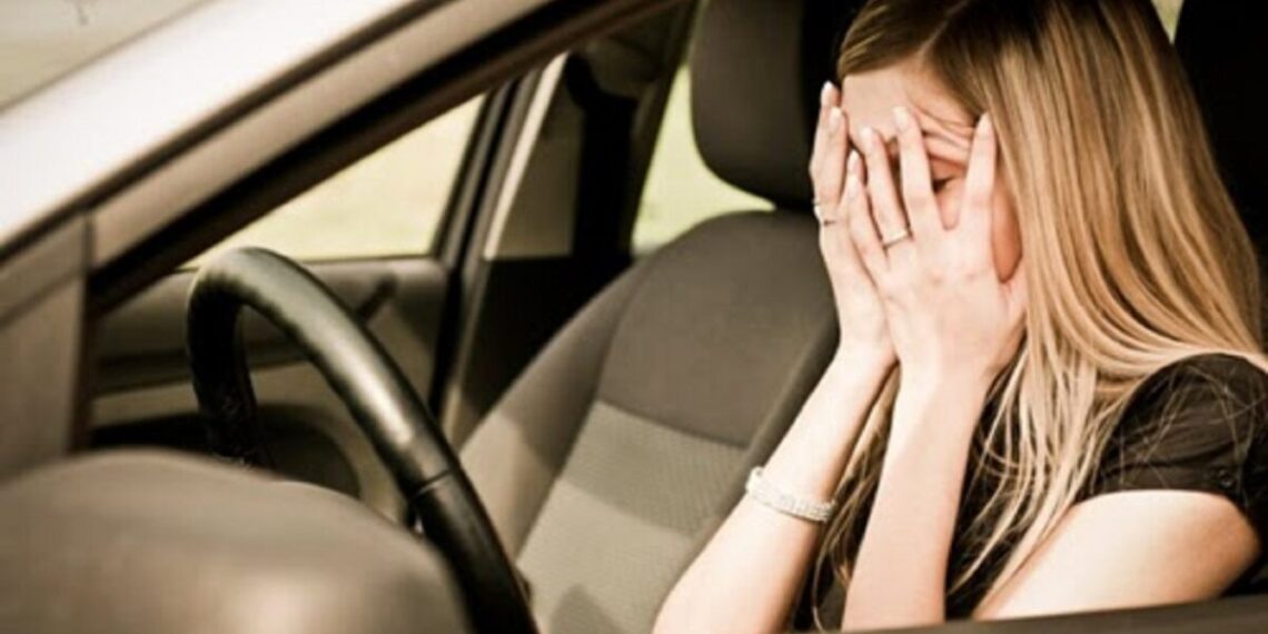 O minoră s-a luat la întrecere cu polițiștii pe raza comunei Grănicești. Oamenii legii au reușit blocarea autoturismului marca Mercedes Benz