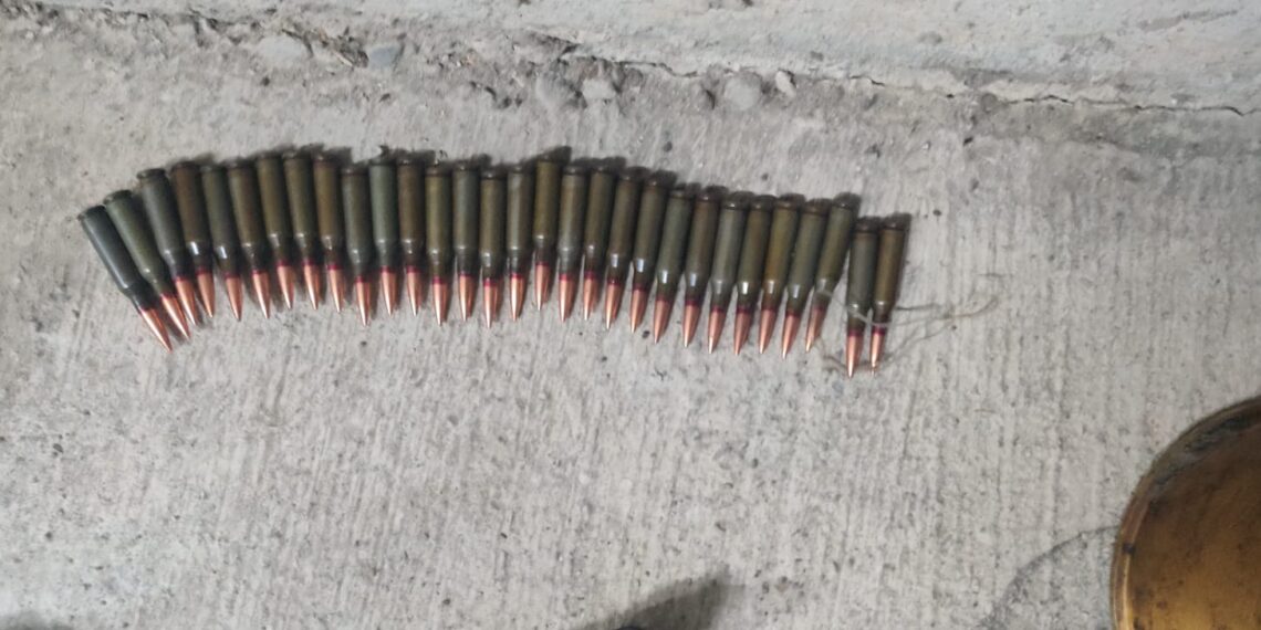 FOTO Polițiștii din PTF Vicovu de Sus au confiscat muniție și un tub de obuz dintr-un microbuz ce intenționa să intre în România
