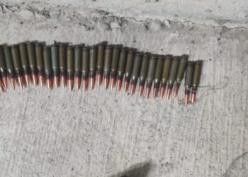 FOTO Polițiștii din PTF Vicovu de Sus au confiscat muniție și un tub de obuz dintr-un microbuz ce intenționa să intre în România