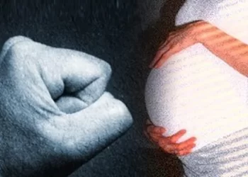 Ordin de protecție provizoriu emis pe numele unui botoșănean care și-a bătut iubita gravidă. Victima este o tânără din Rădăuți
