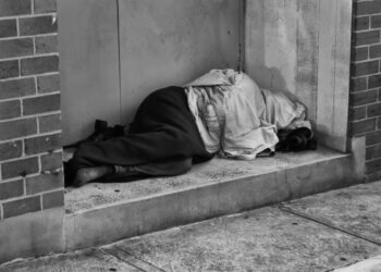 Un om fără adăpost a murit după ce un bărbat cu suflet mare l-a luat acasă la el pentru a-i oferi mâncare și haine
