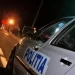 Ca în filme cu proști. O mașină trasă pe dreapta de polițiști a luat-o la vale în timp ce conducătorul auto făcea schimb de locuri cu o pasageră