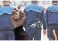 Pedepse definitive blânde pentru un individ și două femei care și-au bătut joc de patru oameni ai legii. Un polițist a scăpat din mâinile inculpatului cu pantalonii rupți, după ce a fost tras de falus