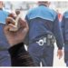 Pedepse definitive blânde pentru un individ și două femei care și-au bătut joc de patru oameni ai legii. Un polițist a scăpat din mâinile inculpatului cu pantalonii rupți, după ce a fost tras de falus
