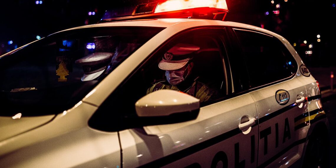 Un șofer beat, aflat la volanul unui Logan, s-a luat la întrecere cu polițiștii prin comuna Moara. Individul a primit o amendă de 580 de lei pentru că nu a oprit la semnalul oamenilor legii