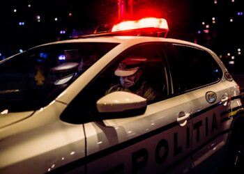 Un șofer beat, aflat la volanul unui Logan, s-a luat la întrecere cu polițiștii prin comuna Moara. Individul a primit o amendă de 580 de lei pentru că nu a oprit la semnalul oamenilor legii