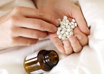 O suceveancă a ajuns la spital după ce a înghițit un pumn de pastile prescrise în trecut de medicii Secției de Psihiatrie, unde a fost diagnosticată cu alcoolism