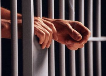 Un scandalagiu din Vatra Dornei a reușit să fie condamnat la închisoare cu executare. Individul fără permis de conducere a produs un accident rutier și nu a vrut să-și divulge alcoolemia, la câteva luni după ce a fost condamnat definitiv pentru ultraj și alte infracțiuni: ”Jur pe copilașii mei, jur pe mătușa mea și pe fratele meu, să ajung la pușcărie”