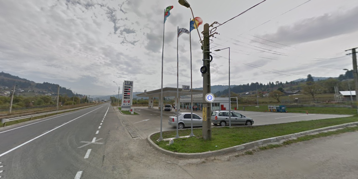 Un șofer matol s-a izbit cu Land Rover-ul într-un stâlp metalic, în încercarea de a intra într-o stație peco din Vatra Dornei. După accident, bărbatul s-a mutat pe scaunul pasagerului din dreapta față