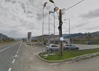 Un șofer matol s-a izbit cu Land Rover-ul într-un stâlp metalic, în încercarea de a intra într-o stație peco din Vatra Dornei. După accident, bărbatul s-a mutat pe scaunul pasagerului din dreapta față