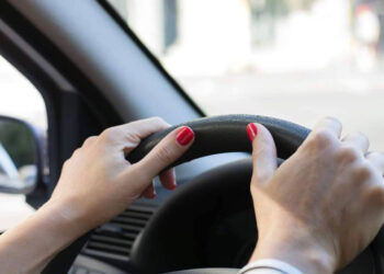 O tânără de 23 de ani a fost ”turnată” poliției că se plimbă la volanul unei mașini pe drumurile publice fără a avea permis de conducere. Polițiștii au tras-o pe dreapta