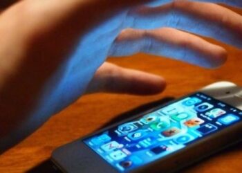 O adolescentă de 16 ani, din cătunul Țîmpoceni, i-a furat telefonul mobil unei rude