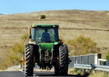 Un an și nouă luni de închisoare cu suspendare pentru un bărbat fără permis care a fugit de la fața locului după ce și-a călcat fratele cu tractorul