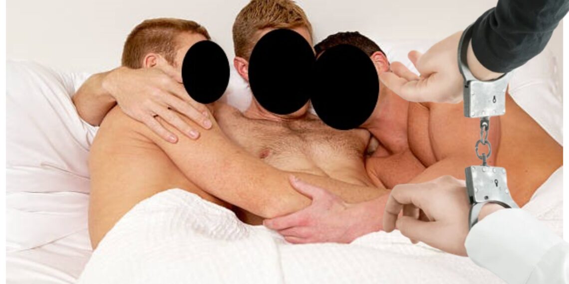 Polițiștii au fost chemați după un ”menage-a-troi” între bărbați, în cartierul Burdujeni. Doi botoșăneni au fost arestați preventiv după ce l-au tâlhărit pe suceveanul care i-a băgat în patul său