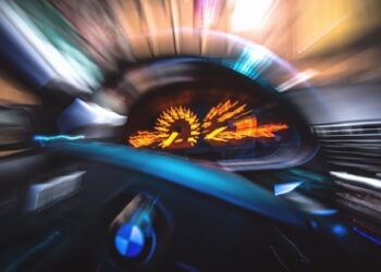 Dosar penal pentru un șofer de BMW care circula cu 84km/h în municipiul Fălticeni