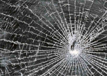 Un client fidel al unui bar din Suceava, supărat că barmanița nu i-a mai dat băuturi alcoolice, a spart geamul localului cu o piatră