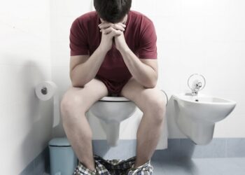 Un bărbat a fost prădat de 900 de lei, în timp ce-și făcea nevoile în toaleta unei biserici din centrul localității Câmpulung Moldovenesc