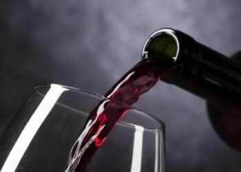 Un an de închisoare cu suspendare pentru un șofer de BMW care s-a urcat la volan după ce a băut o sticlă de vin pe stomacul gol. Polițiștii l-au oprit pentru că era noaptea și nu avea luminile de întâlnire aprinse