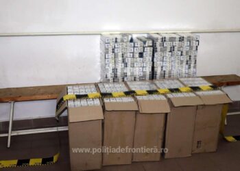 VIDEO Polițiștii de frontieră suceveni au blocat în trafic doi bărbat cu dublă cetățenie care transportau șapte baxuri cu țigări de contrabandă. Indivizii au fost reținuți pentru 24 de ore