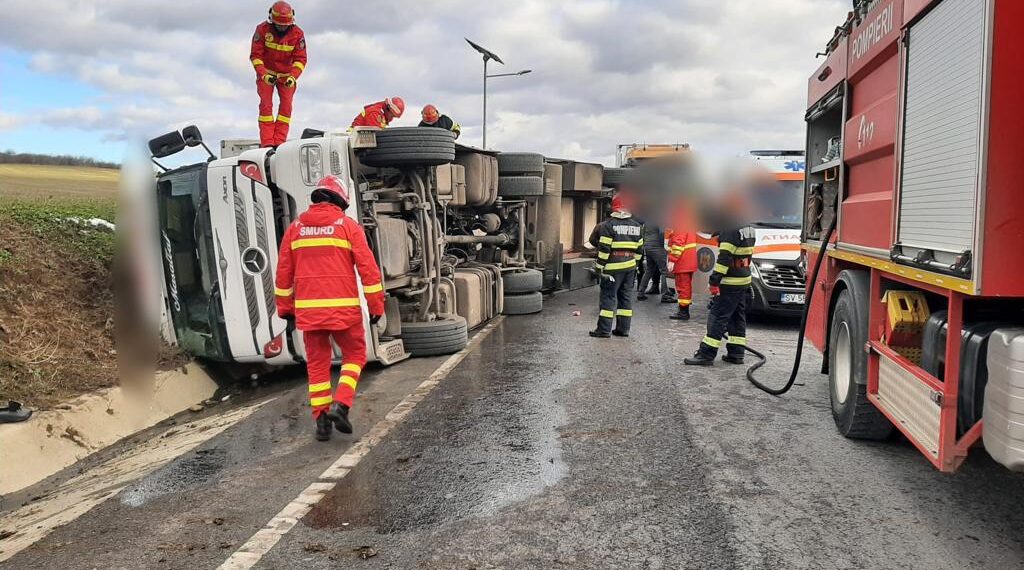 VIDEO Camion încărcat cu mandarine, răsturnat pe centura ocolitoare a Sucevei. Șoferul a fost transportat la spital