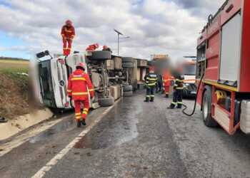 VIDEO Camion încărcat cu mandarine, răsturnat pe centura ocolitoare a Sucevei. Șoferul a fost transportat la spital