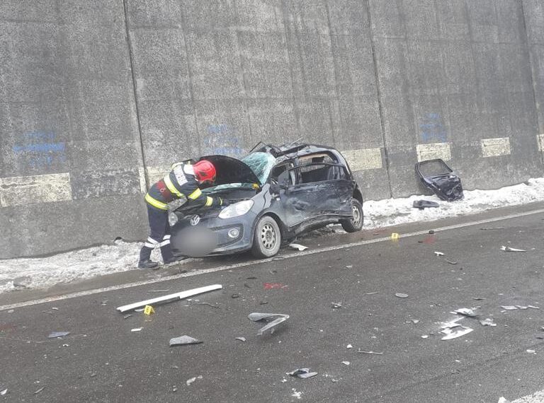 FOTO Grav accident rutier la ieșire din Câmpulung Moldovenesc spre Pojorâta, între un autotren și un autoturism
