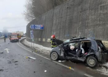 FOTO Grav accident rutier la ieșire din Câmpulung Moldovenesc spre Pojorâta, între un autotren și un autoturism