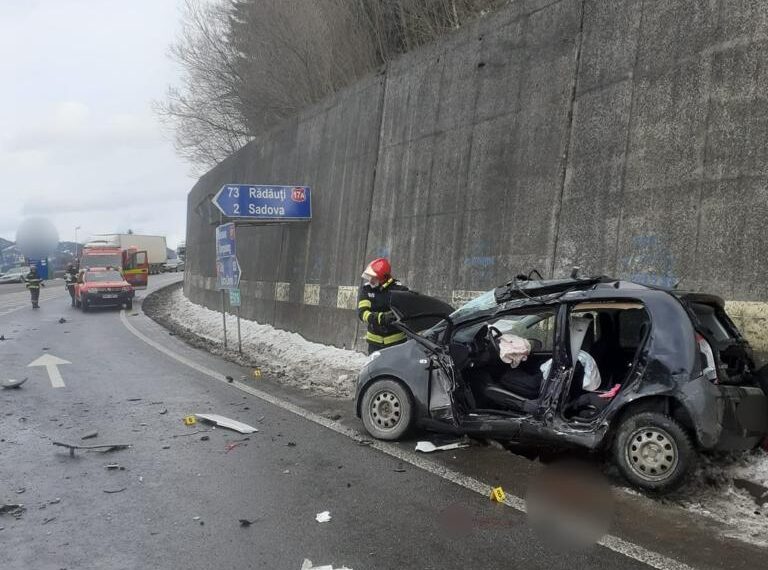 FOTO Grav accident rutier la ieșire din Câmpulung Moldovenesc spre Pojorâta, între un autotren și un autoturism