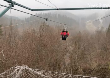 Un bărbat din Galați a ajuns la UPU Suceava în stare gravă, după ce s-a izbit în doi copaci în timp ce se dădea cu tiroliana din Gura Humorului
