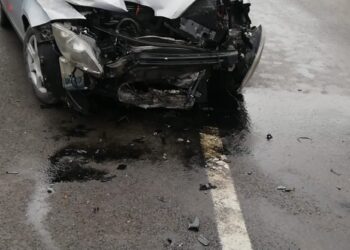 FOTO Două persoane au fost transportate la spital, după ce mașina în care se aflau s-a izbit într-un parapet de pe raza localității Ilișești