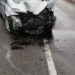 FOTO Două persoane au fost transportate la spital, după ce mașina în care se aflau s-a izbit într-un parapet de pe raza localității Ilișești