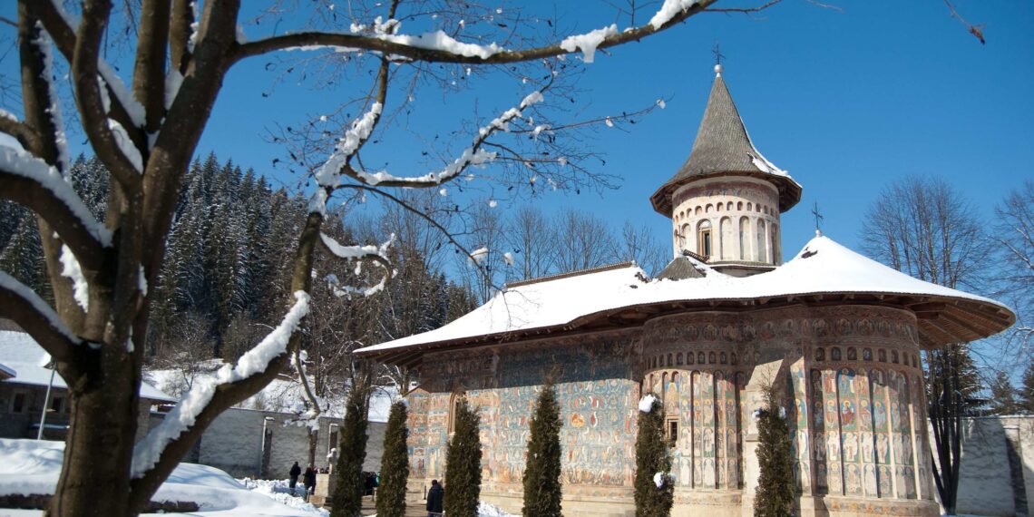 Paznicul Mănăstirii Voroneț, sancționat pentru că a alungat-o pe o persoană care voia să se roage la mormântul fostei maici starețe: ”Cerem noi scuze pentru atitudinea salariatului și îi așteptăm cu bucurie pe toți”