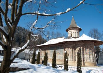 Paznicul Mănăstirii Voroneț, sancționat pentru că a alungat-o pe o persoană care voia să se roage la mormântul fostei maici starețe: ”Cerem noi scuze pentru atitudinea salariatului și îi așteptăm cu bucurie pe toți”