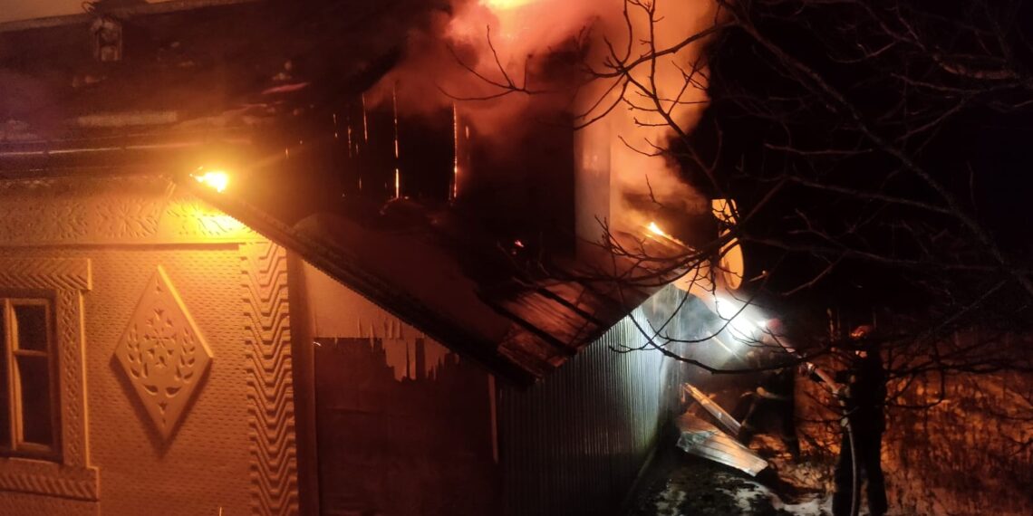 FOTO Un bătrân de 87 de ani, din Vulturești, a suferit arsuri la piciorul stâng, după ce gospodăria i-a fost cuprinsă de flăcări